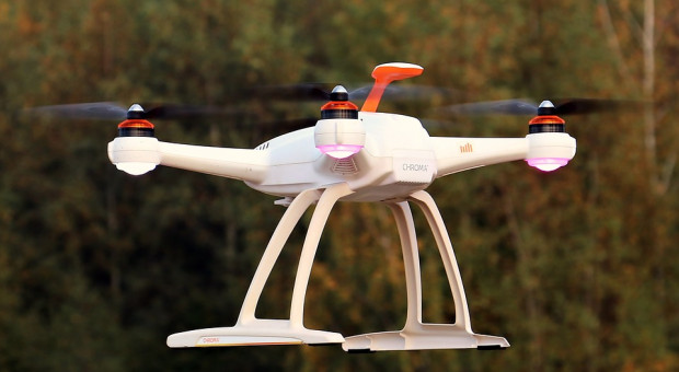 W planach jest też sieć lotnisk dla bezzałogowych dronów mogących dostarczać świeże warzywa i owoce do mieszkań na terenie całego kraju w ciągu 24 godzin. (fot. pixabay.com) W centrum dystrybucji firmy JD pracować mają same roboty