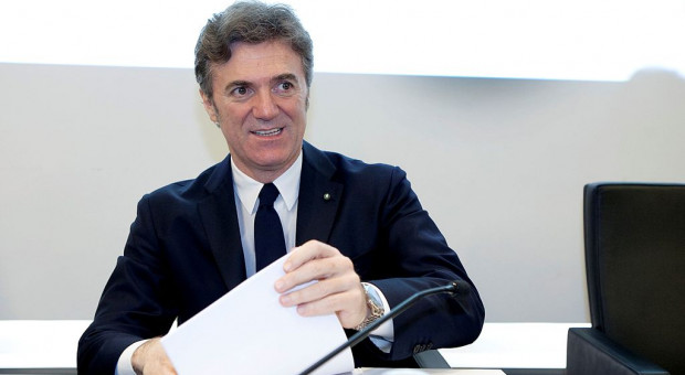 Włochy: Kłócą się o 30 mln euro odprawy dla szefa Telecomu