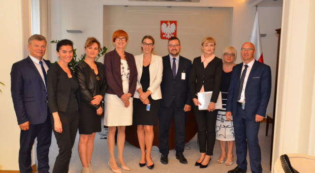Minister Rafalska w czasie spotkania z kierownikami Ośrodków Pomocy Społecznej z woj. lubuskiego. (fot.:MRPiPS/twitter.com) Minister Rafalska przestrzega. Za wnioski o 500 plus nikt nie musi płacić, to oszustwa