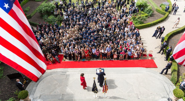 Prezydent USA, z racji majątku, już na początku pracy w Białym Domu zrezygnował z pobierania wynagrodzenia za pełnienie urzędu. Formalnie nie było to możliwe, stąd rozdysponowywanie środków przez samego Trumpa na różne cele. (fot.:POTUS/twitter.com) Donald Trump przekazał swą pensję za drugi kwartał Ministerstwu Edukacji USA