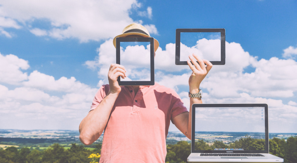Zarówno pracownicy umysłowi, jak i fizyczni są zdania, że nowoczesne technologie ułatwiają pracę. (fot.:pexels.com) Pracujący lubią nowe technologie. Badanie Deloitte nie zostawia wątpliwości