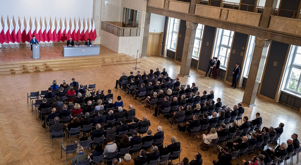 obecne tendencje wskazują, iż imigranci zarobkowi dominują liczbowo nad uchodźcami - powiedziała premier Beata Szydło na spotkaniu z ambasadorami RP (fot.twitter.com/PremierRP) Premier: Tylko skuteczna ochrona granic UE powstrzyma falę nielegalnej migracji