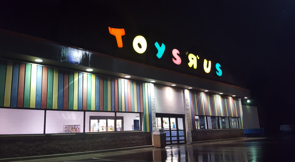 Firma sprzedawała zabawki Amerykanom 60 lat, mimo bankructwa będzie robić to jeszcze w ten sezon świąteczny. (fot.: Mike Kalasnik/flickr.com/CC BY-SA 2.0) Toys R Us upadło, a mimo to na Święta zwiększy zatrudnienie