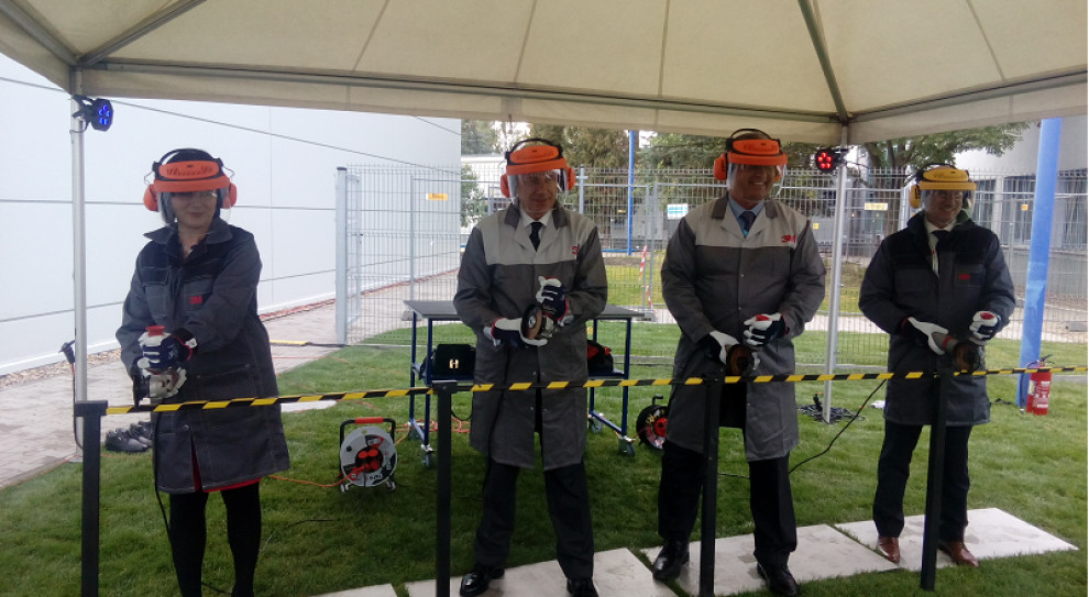 Wiceprezydent Wrocławia Adam Grehl podkreślił, że inwestycje 3M mają wpływ nie tylko na rozwój rynku pracy i sukces gospodarczy samej firmy (fot. wroclaw.pl Wrocław: Firma 3M otworzyła centrum szkoleniowe za 10 mln zł