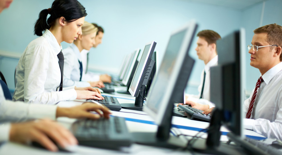 "Bankowość mobilna to dla starszych osób utrudnienie prowadzące do frustracji" Fot. Shutterstock #SustainHack - hackaton, z myślą o wykluczonych cyfrowo. Będzie nagroda