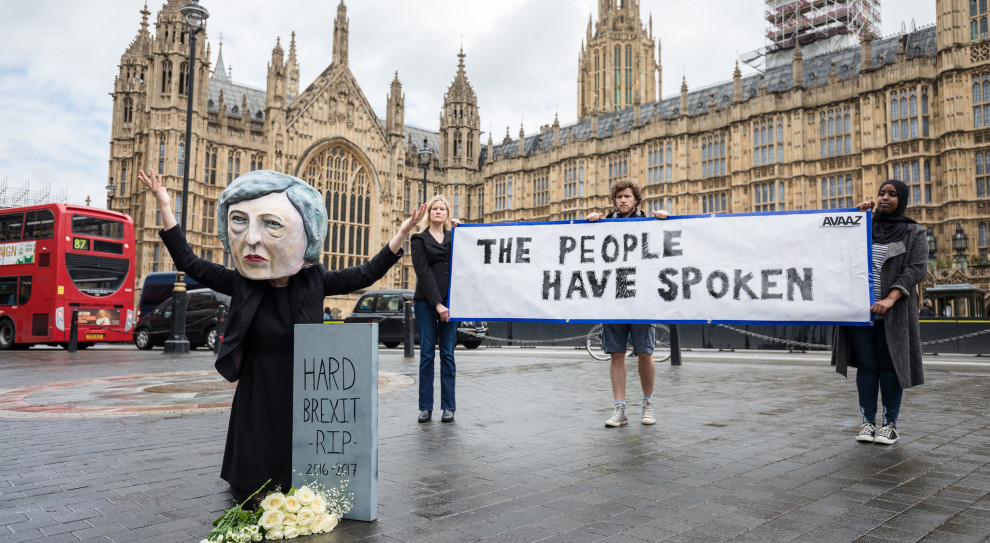 Ikoną wyjścia Wielkiej Brytanii z Unii stałą się premier kraju Theresa May, która po referendum została nominowana przez rządzącą krajem partię na premiera. Na zdjęciu jej manekin przed parlamentem w Londynie. (fot.:flickr.com/domena publiczna) Brexit. Handel detaliczny w Wielkiej Brytanii nie obejdzie się bez pracowników z UE