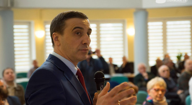 W opinii posła Jarosława Sachajko w najgorszej sytuacji są pracownicy terenowi, którzy pracują w systemie 12-godzinnym bez względu na warunki pogodowe, o każdej porze roku Poseł pyta o dłuższe przerwy dla pracowników. "15 minut to bardzo mało czasu"