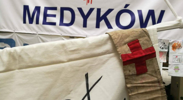 Lekarze rezydenci podkreślają, że w żaden sposób nie łączą prośby o przeniesienie protestu z próbą zakłócenia, bądź utrudnienia protestu (fot.twitter.com/PR_OZZL) Strajk głodowy: Lekarze rezydenci zmienili miejsce protestu