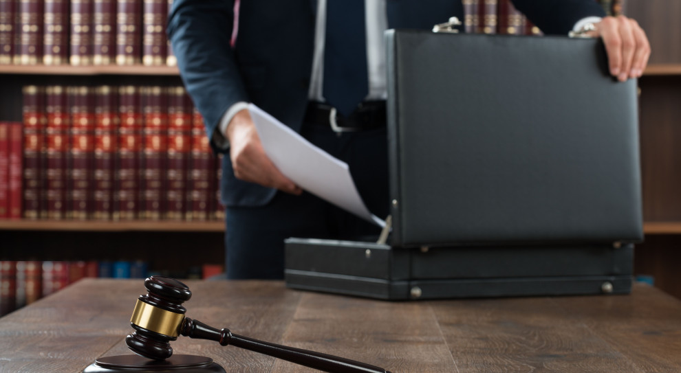 Blisko 6,4 tys. osób zostało dopuszczonych do egzaminów wstępnych na aplikacje prawnicze (fot. Shutterstock) W sobotę egzaminy na aplikację prawniczą