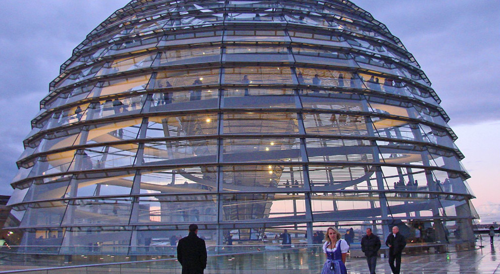 Kopuła niemieckiego parlamentu w Berlinie, któremu eksperci od rynku pracy sugerują zmiany w kodeksie pracy naszego największego gospodarczego sąsiada. (fot.flickr.com/CC BY-ND 2.0) Niemcy. Bundestag: Eksperci sugerują rządowi w Berlinie rezygnację z 8-godzinnego dnia pracy