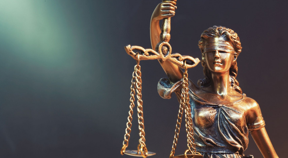 80 proc. pracowników prokuratur i sądów zarabia poniżej 2 tys. złotych netto. (fot.shutterstock) Warszawa: Przed KPRM protest pracowników sądownictwa i prokuratury