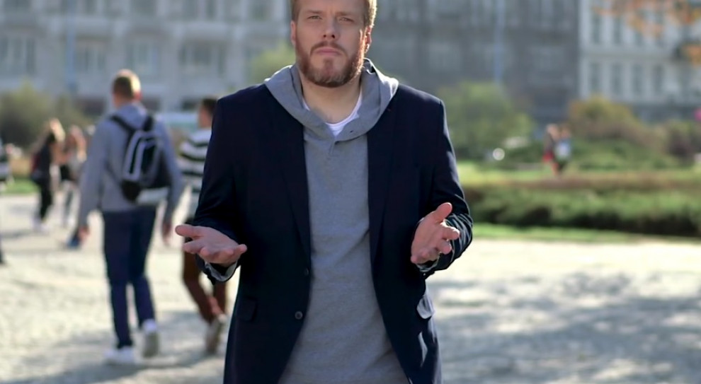 Adrian Zandberg twierdzi, "stawka minimalna to był plaster na otwartą ranę"(fot. youtube.com) Adrian Zandberg: Minimalna stawka godzinowa na plus, ale czas na rozmowę o podniesieniu stawki bazowej
