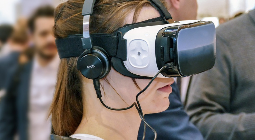 Znajdować się w nim będzie nowoczesny sprzęt umożliwiający kreowanie świata rzeczywistości wirtualnej (m.in. okulary 3D, hełmy) oraz stanowiska pracy umożliwiające realizację projektów w zespołach (fot.pixabay.com) Podkarpackie: Na Politechnice Rzeszowskiej otwarte zostanie laboratorium VR
