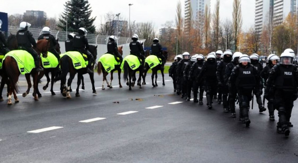Na stadionie w Chorzowie funkcjonariusze m.in. konno ćwiczyli przywracanie porządku publicznego podczas meczów piłkarskich (fot.slaska.policja.gov.pl) Konie pomagają policji