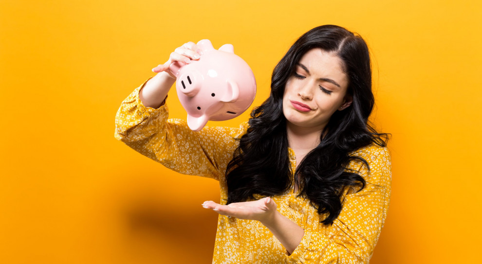 Najbardziej popularnym sposobem oszczędzania są lokaty i konta oszczędnościowe (fot.shutterstock) Emerytura: Da się przeżyć za 1540 zł miesięcznie? Lepiej zacząć oszczędzać