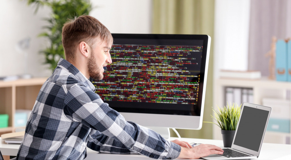 Najwyższe wynagrodzenie otrzymują starsi programiści zatrudnieni w firmach IT działających w sektorze finansowym (Fot. Shutterstock) Praca w IT: Ile zarabia programista?
