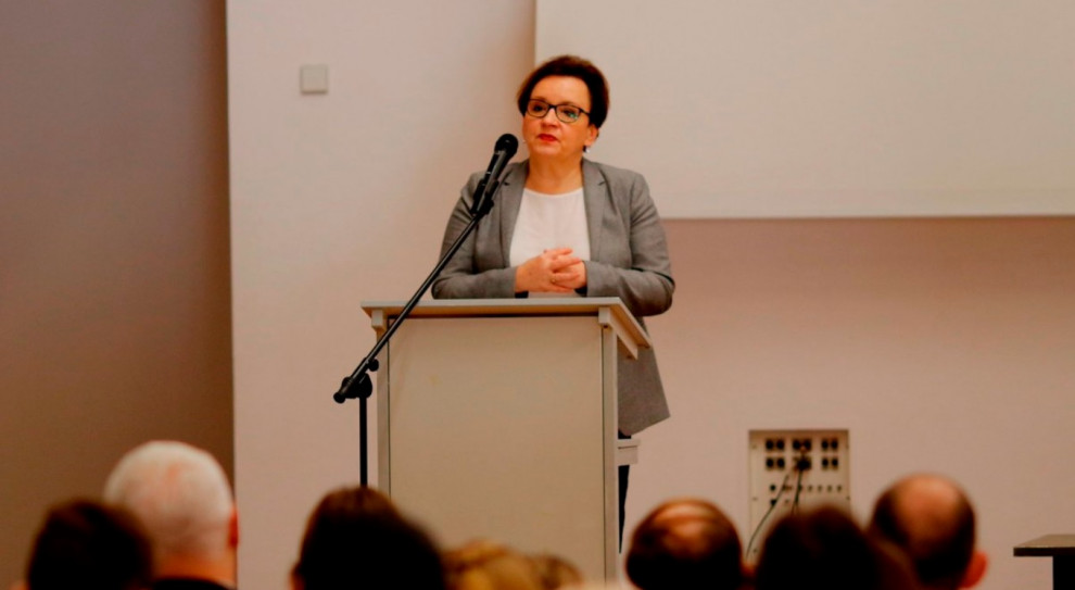 Szkoły branżowe: - Dotychczas podstawy programowe były absolutnie oderwane od rzeczywistości - powiedziała minister edukacji (Anna Zalewska, fot.twitter.com/MEN_GOV_PL) Szkoły branżowe, Zalewska: Nowe podstawy programowe nastawione na wzmacnienie kompetencji młodych