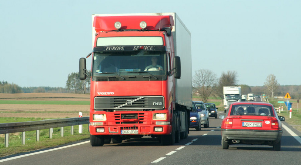 Francja zmieniła regulacje dotyczące pracowników delegowanych. Jednak dla transportowców to za mało. (fot. flickr.com/CC BY 2.0) Pracownicy delegowani. Francja poczuła gniew kierowców ciężarówek