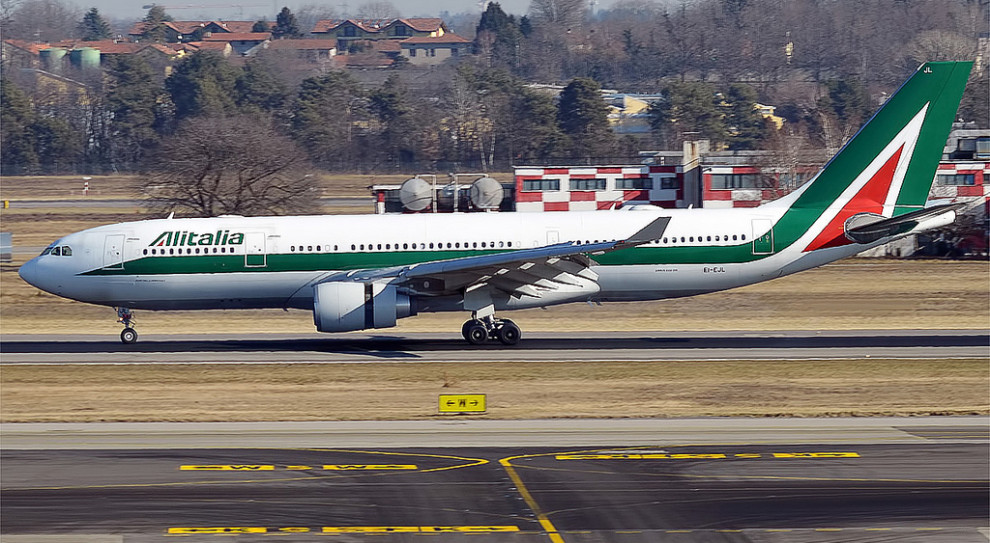 Samolot włoskiego przewoźnika narodowego AlItalia. M.in. maszyny tej linii lotniczej miały opóźnienia startów w Rzymie (fot. Anna Zvereva/flickr.com/CC BY-SA 2.0) Włoscy taksówkarze strajkowali tak, że samoloty z Rzymu startowały z opóźnieniem