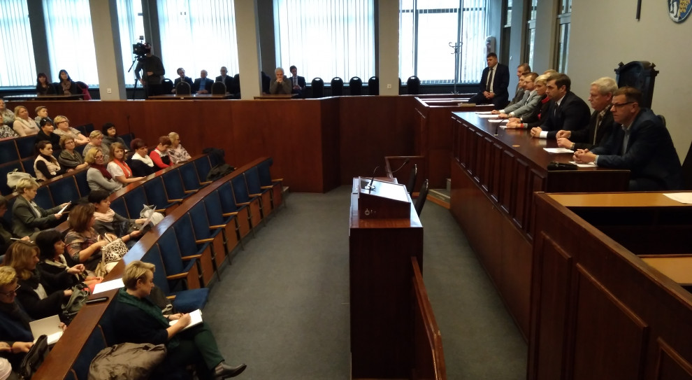 - Jako gospodarz zrobię wszystko, by nauczyciele mogli spokojnie spędzić święta. Nie przeszkodzą w tym zagrywki polityczne - spór o nauczycielskie pensje komentuje Bartyla (fot. UM Bytom) Bytomscy nauczyciele bez pensji w grudniu? Prezydent uspokaja