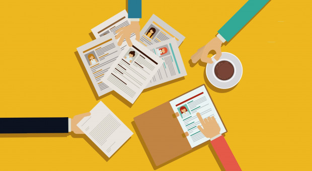 Rekruterzy zwracają uwagę na dołączone do CV zdjęcie (fot.shutterstock) Rekrutacja: Jak napisać dobre CV? Na to zwracają uwagę rekruterzy