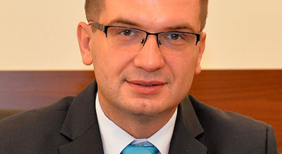 Dominik Smyrgała urodził się 20 grudnia 1978 r. Jest absolwentem Uniwersytetu Warszawskiego (fot. twitter) Dominik Smyrgała podsekretarzem stanu w MON