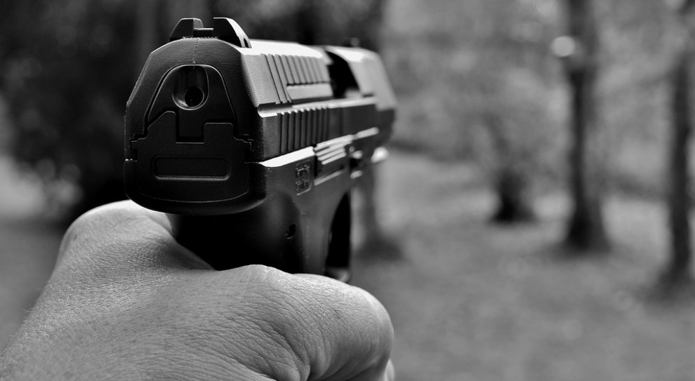 Jak powiedziała st. asp. Aneta Sobieraj z biura prasowego łódzkiej Komendy Wojewódzkiej Policji, komendant natychmiast wszczął procedurę wydalenia funkcjonariusza ze służby. (fot. pixabay.com) Nietrzeźwy policjant postrzelił znajomego żony. Zostanie wydalony ze służby