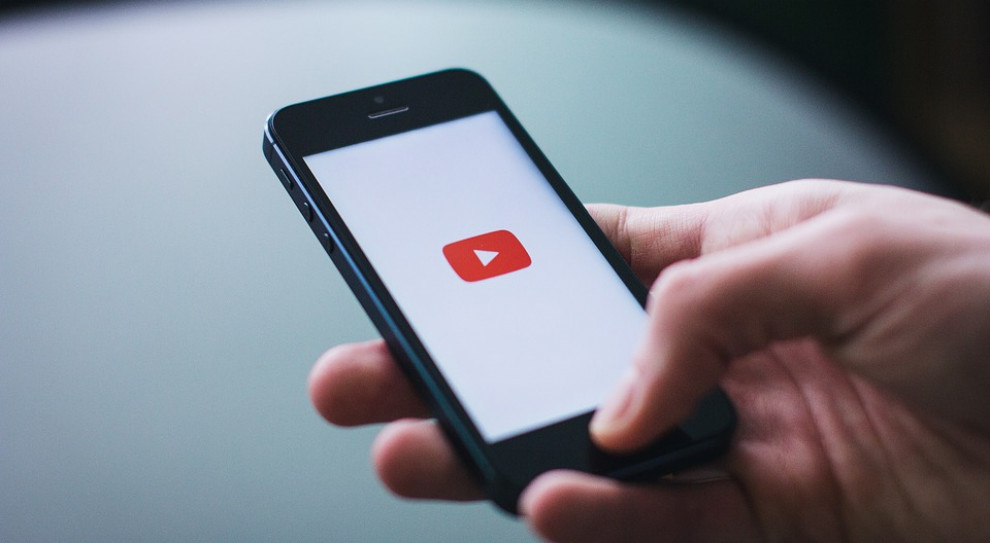 Szefowa serwisu w swoim wpisie zwróciła również uwagę na konieczność znalezienia "nowego podejścia do reklamy w YouTube" (fot. pixabay.com) YouTube zatrudni moderatorów treści do walki z nadużyciami wobec dzieci