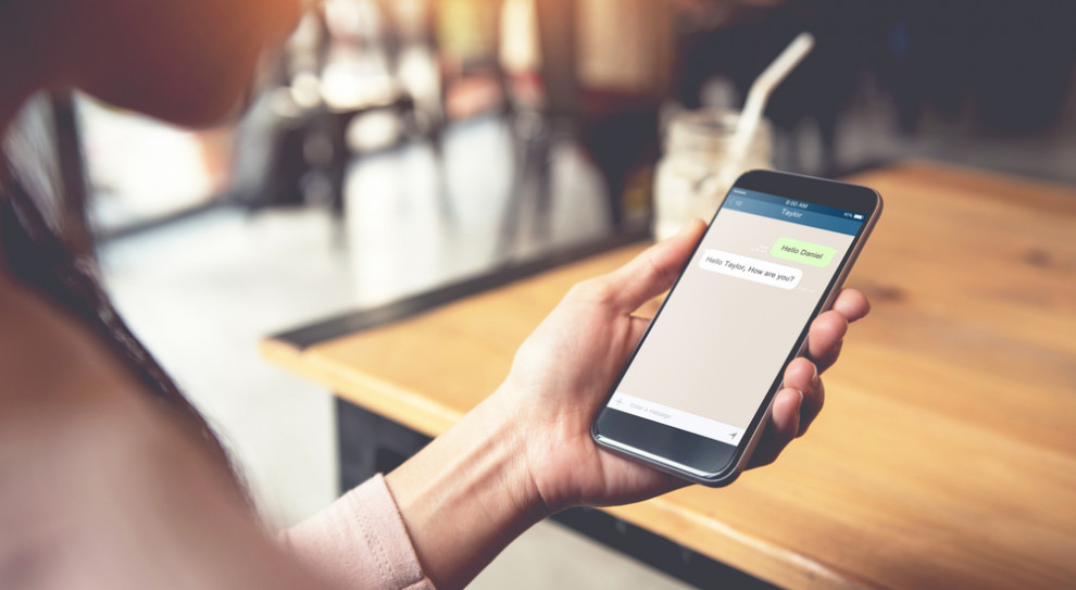 Chatbot powstał w oparciu o aplikację Messenger. (fot. shutterstock) InPost wprowadza chatbota. Sztuczna inteligencja coraz popularniejsza