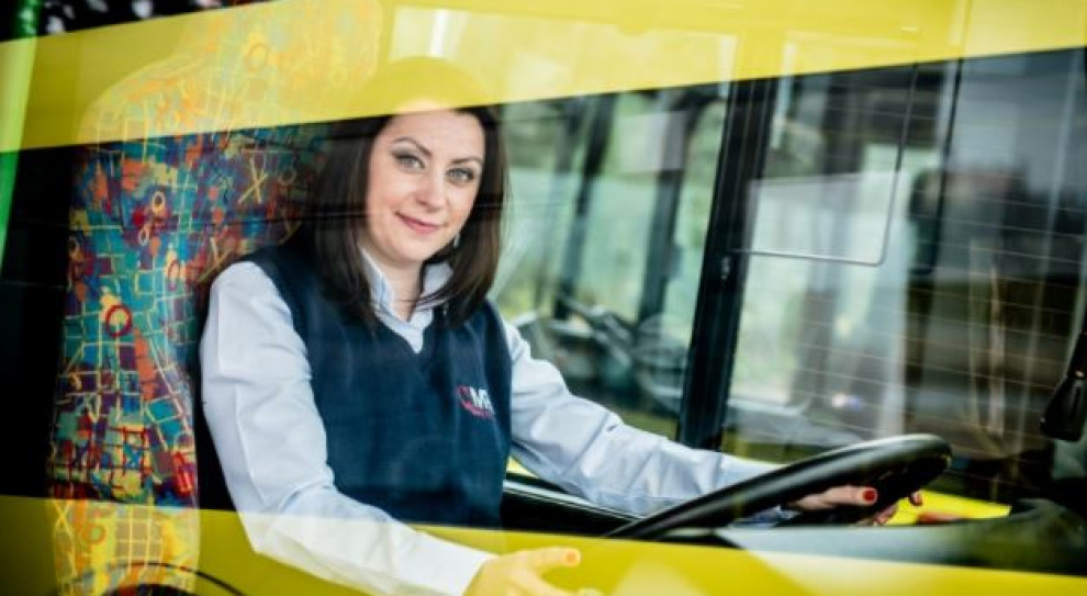 "Zapraszamy panie - zmieniamy stereotypy! Kierowca autobusu to zawód dla kobiet!" - przekonują w gnieźnieńskim MPK (fot. mpk.gniezno.pl) MPK w Gnieźnie rekrutuje. "Kierowca autobusu to zawód dla kobiet!"