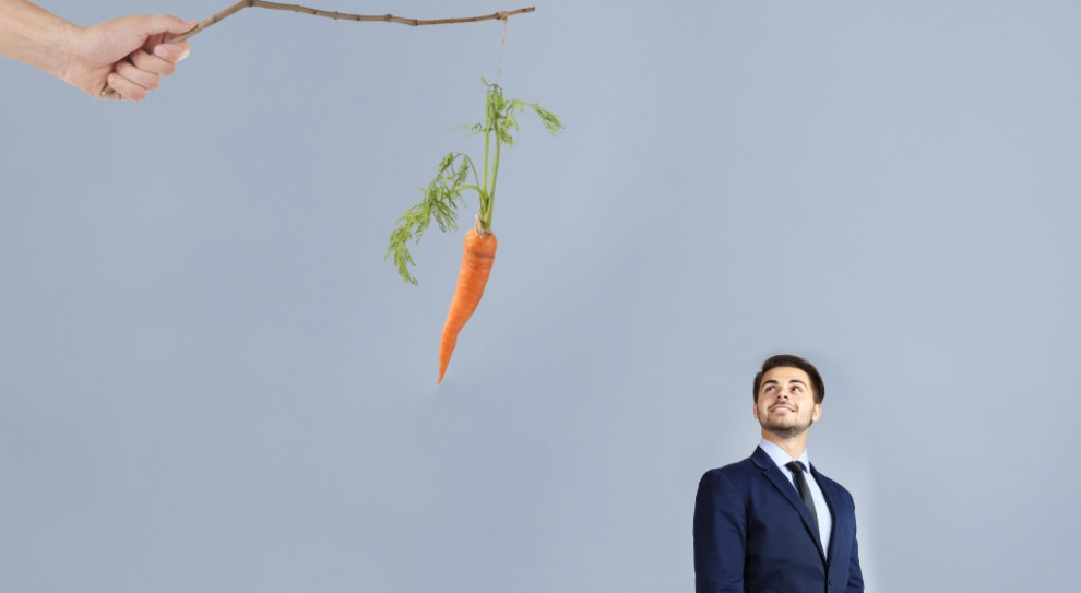 Okazuje się, że w budowaniu zespołu gigantyczne znaczenie mają nie tylko wysokie premie, ale też małe gesty. Fot. Shutterstock "Kijem" czy "marchewką", jak skłonić ludzi do wydajnej pracy?