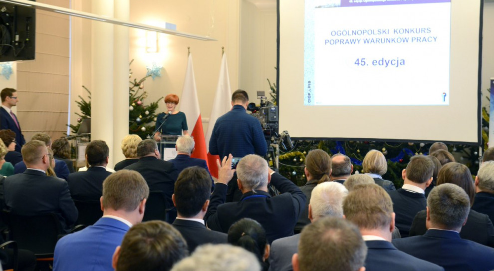 Podczas uroczystości wręczenia nagród w resorcie rodziny, pracy i polityki społecznej wzięli udział m.in. minister Elżbieta Rafalska (fot. MRPiPS/twitter) Wręczono nagrody 45. edycji Konkursu Poprawy Warunków Pracy