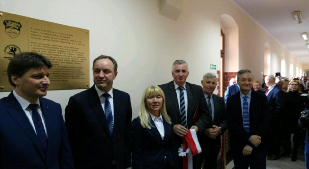Marszałek województwa pomorskiego Mieczysław Struk przekazał też insygnia dziekańskie nowego Wydziału Nauk o Zarządzaniu i Bezpieczeństwie (Fot. Michał Piotrowski/pomorskie.eu) Akademia Pomorska "połknęła" inną uczelnię. Studentów i wykładowców też