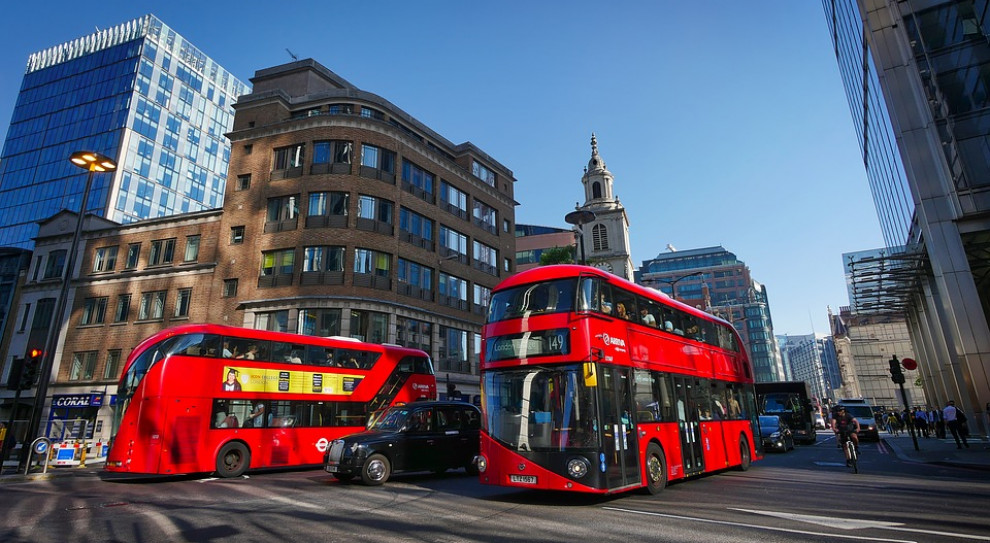 Londyńskie piętrowe autobusy, jeden z symboli życia w stolicy Wielkiej Brytanii. (fot. pixabay.com) Mimo brexitu Wielka Brytania nadal dobrym miejscem dla zagranicznych pracowników