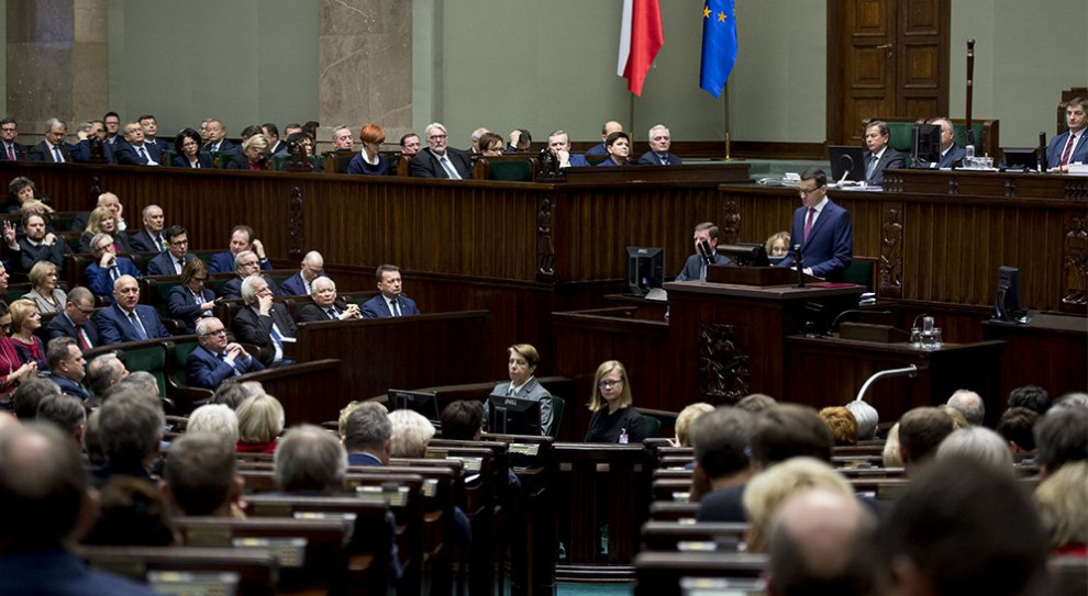 Mateusz Morawiecki nie chce, by młodzi Polacy wyjeżdżali z Polski za pracą. (fot. Kancelaria Sejmu, <a href="https://creativecommons.org/licenses/by/2.0/">licencja CC BY 2.0</a>) Mateusz Morawiecki w expose: Potrzebna jest wyższa efektywność i wyższa płaca