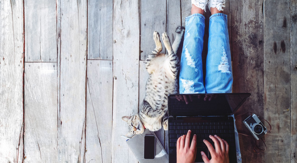 Coworking polega na współdzieleniu przestrzeni biurowej przez pracujących, zwykle przedstawicieli różnych profesji (fot.shutterstock) Młodzi nie chcą pracować w biurze. Rozwiązaniem coworking?