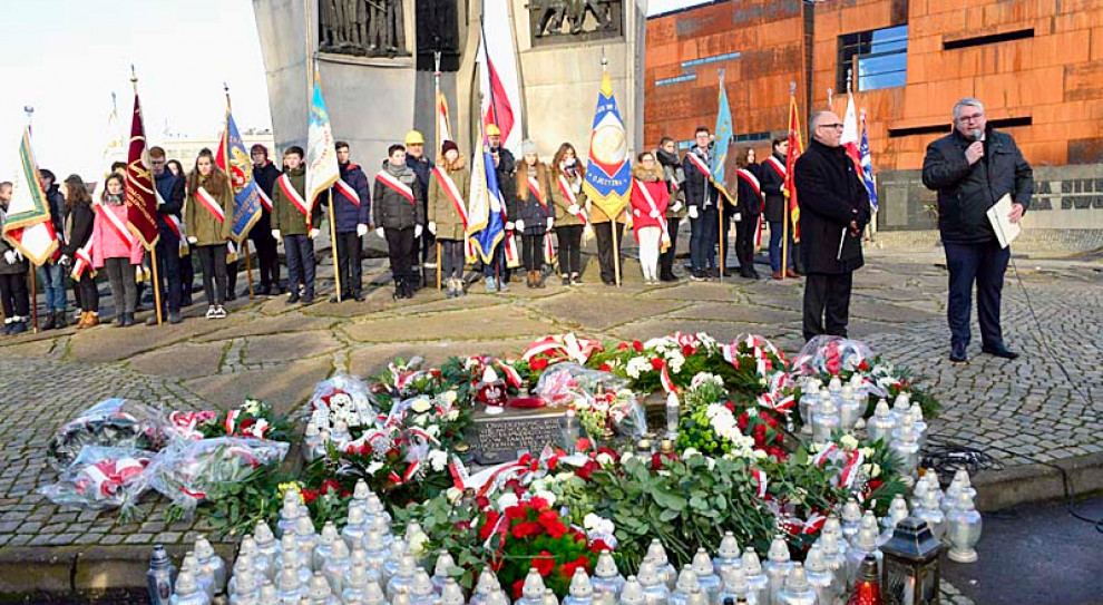 Pracownicy Stoczni Gdańsk złożyli kwiaty pod Pomnikiem Poległych Stoczniowców (fot.solidarnosc.gda.pl) Grudzień'70: Pracownicy Stoczni Gdańsk uczcili poległych stoczniowców