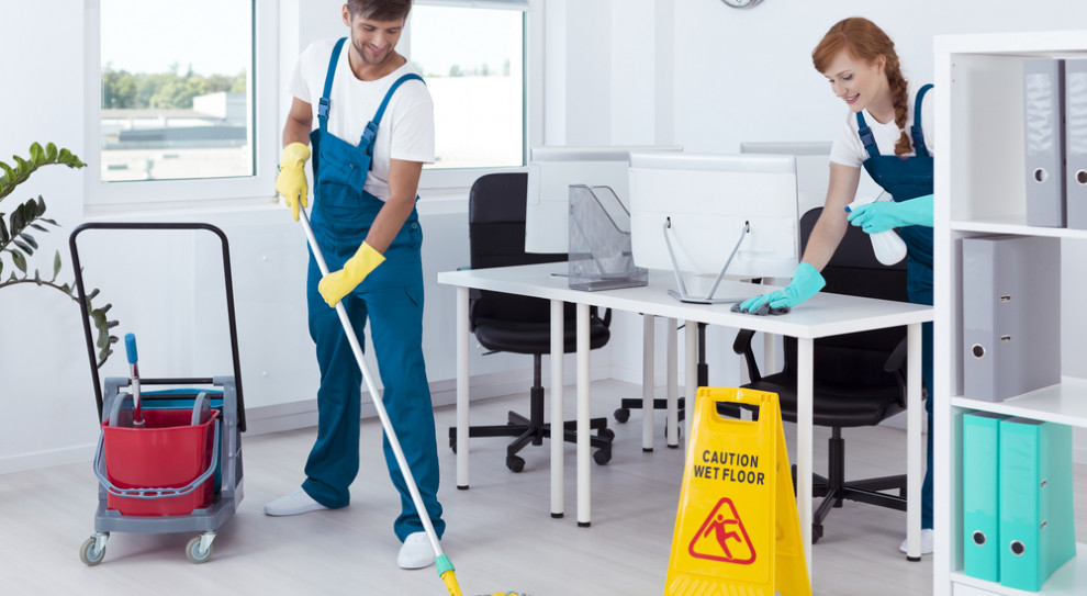 Najmniej z grupy osób zajmujących się obsługą nieruchomości zarabiają sprzątaczki (Fot. Shutterstock) Praca i zarobki ochroniarza, sprzątaczki, konserwatora