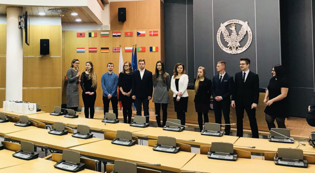 Program stypendialny PGZ jest realizowany od 2017 roku (fot. MON/twitter) Studenci Akademii Sztuki Wojennej otrzymali stypendia PGZ