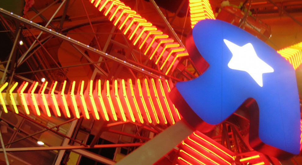 Charakterystyczna, odwrócona litera R, którą marka Toys R Us eksponuje jako logo firmy. (fot.flickr.com/CC BY-ND 2.0) Toys R Us uratowane, ale trudne czasy nie miną