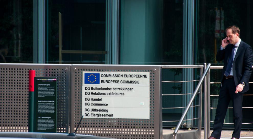 Komisja Europejska (KE) jest odpowiednikiem rządu w strukturze UE. Komisarze proponują regulacje, które następnie trafiają na obrady Komisji i są przedstawiane do akceptacji krajom członkowskim i Parlamentowi Europejskiemu. (fot.Mario Antonio Pena Zapatería/flickr.com/CC BY-SA 2.0) 4 do 6 mln pracowników pod czujnym okiem Brukseli