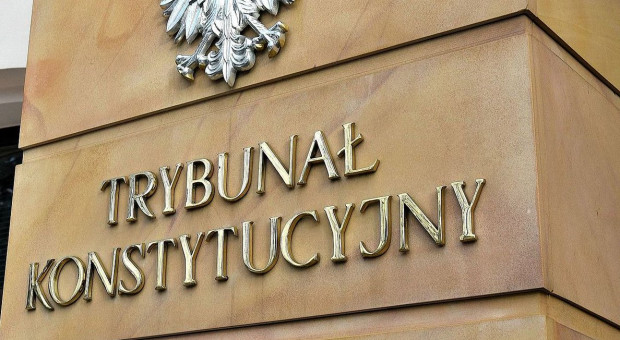 TK zauważył, że w przepisach chodzi o uniemożliwienie pracodawcom obchodzenia prawa przez przekazywanie pracowników innej firmie (Fot. Twitter) Trybunał Konstytucyjny nie przyznał racji pracodawcom - składki trzeba będzie płacić
