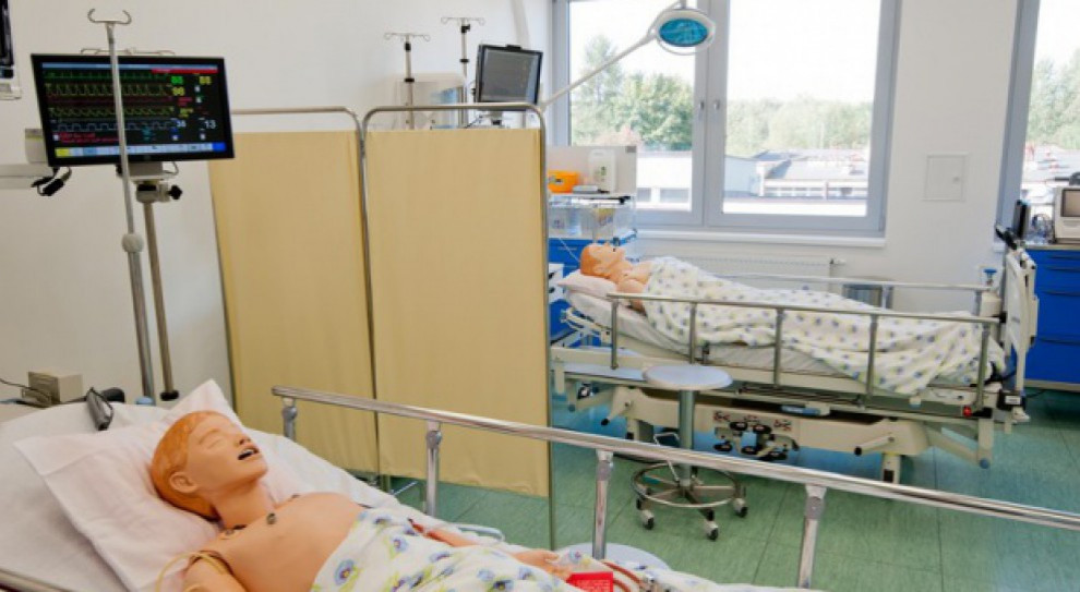 W centrum symulacji znajdą się wysokiej klasy symulatory pacjentów: niemowlęcia, dziecka, dorosłego, osoby starszej, łóżka do intensywnej terapii, inkubatory, defibrylatory (fot. SUM) Pielęgniarki będą się uczyć zawodu na symulatorach