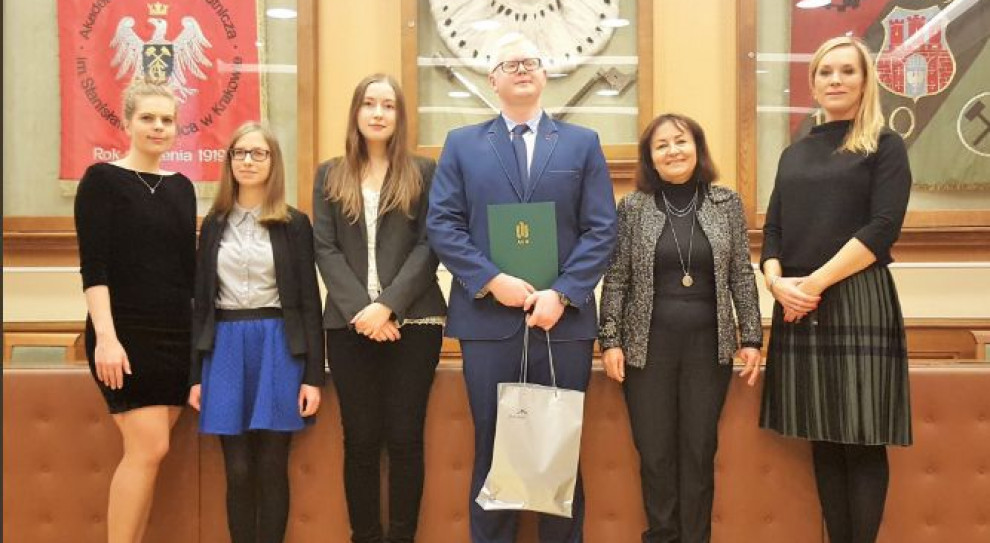 Nagrody w tegorocznej, szóstej już edycji konkursu zorganizowanego wspólnie przez ArcelorMittal Poland i Biuro ds. Osób Niepełnosprawnych AGH studentom wręczyła Prorektor ds. Studenckich Akademii Górniczo-Hutniczej dr hab. Anna Siwik oraz Karolina Muza-Adamiec szef Zespołu Odpowiedzialności Biznesu ArcelorMittal Poland (fot.twitter.com/ArcelorMittalPL) STALe przełamując bariery: Oto laureaci konkursu ArcelorMittal Poland