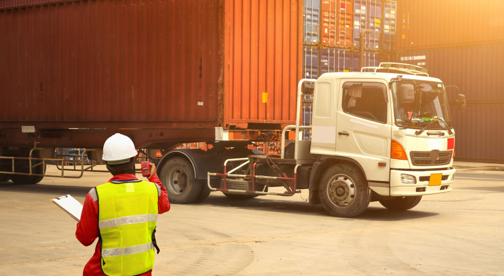 Według Głównego Urzędu Statystycznego polskie firmy transportu drogowego wykonały w ubiegłym roku pracę przewozową 303,6 mln tonokilometrów, a to wynik o 11,2 proc. wyższy niż rok wcześniej (fot.shutterstock) Pracownicy delegowani: Zmiana przepisów zwiększy koszty administracyjne firm