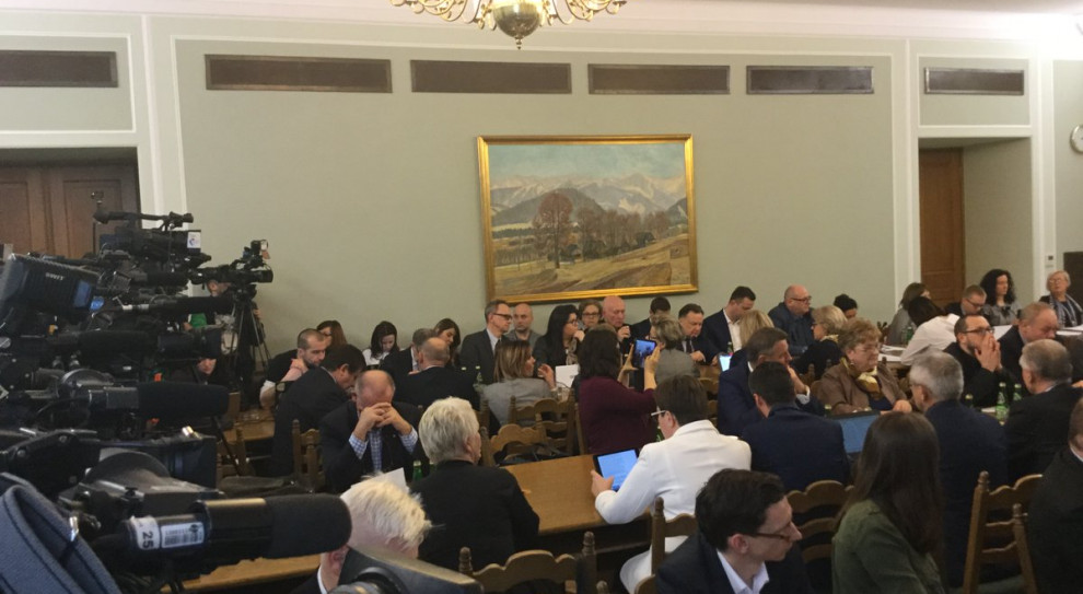 Posiedzenie komisji trwało pięć godzin. (fot. Sejm/twitter) Komisja zdrowia apeluje o zaprzestanie wypowiadania klauzuli opt-out
