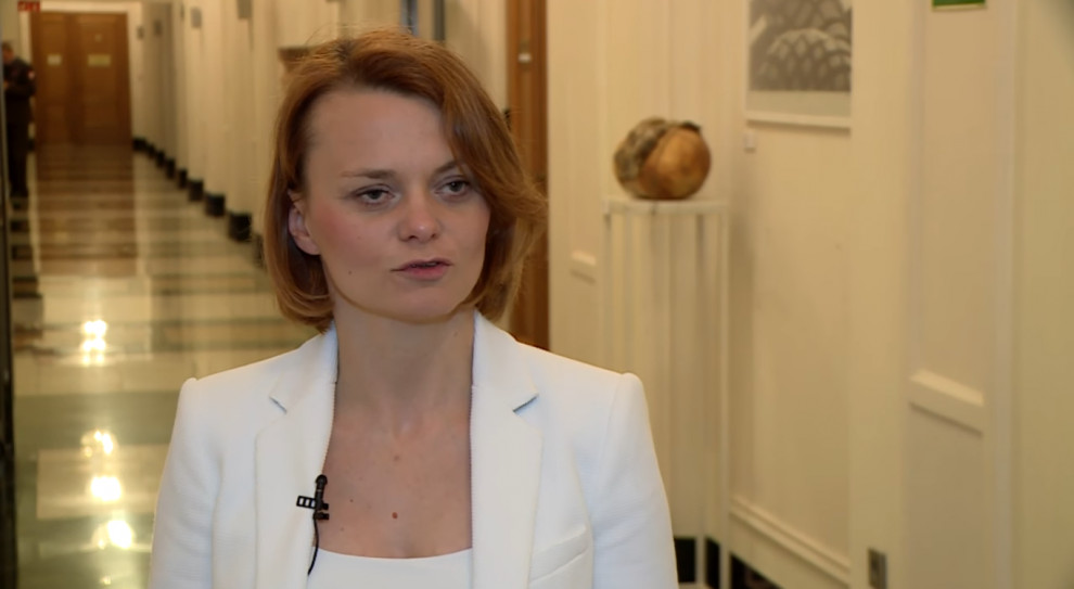 Emilewicz powiedziała, że kierowany przez nią resort będzie starał się to robić w taki sposób, aby ci, którzy są poza granicami Polski chcieli wrócić do kraju i otworzyć tutaj swoją działalność gospodarczą. (fot.:youtube.com) Jadwiga Emilewicz: Mamy zwiększać poziom inwestycji