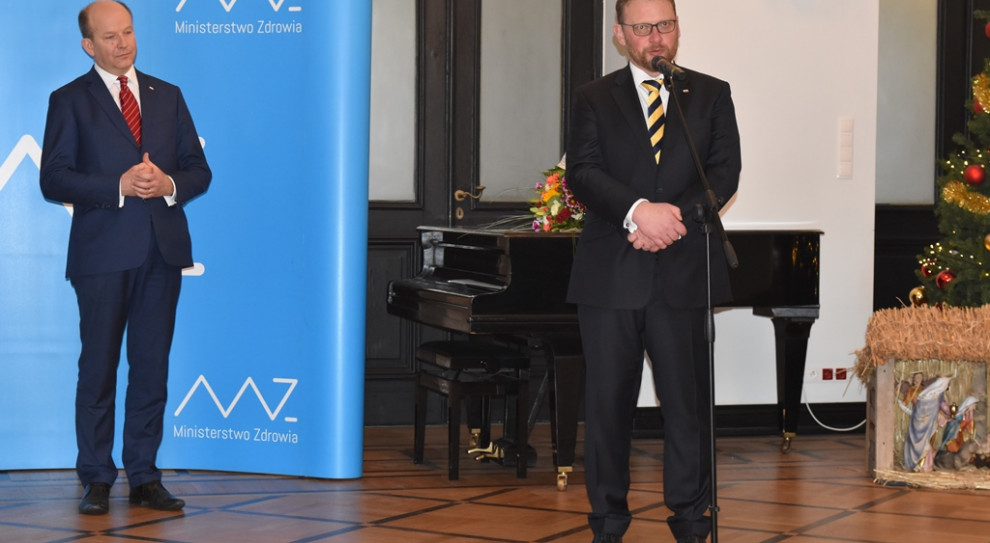 Prof. Szumowski, dotychczasowy wiceminister nauki i szkolnictwa wyższego, objął stanowisko szefa MZ, zastępując Konstantego Radziwiłła. (fot. MZ) Niedobór kadr i żądania płacowe. Niełatwe zadanie przed nowym ministrem zdrowia