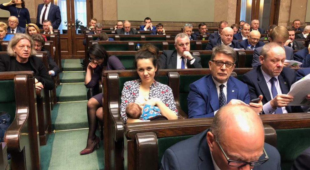 Posłanka już we wtorek zapowiedziała, że dopóki karmi córkę - Antosię, będzie przychodziła wraz z nią do Sejmu (fot. twitter) Zabiera dziecko do pracy. Poruszenie w Sejmie