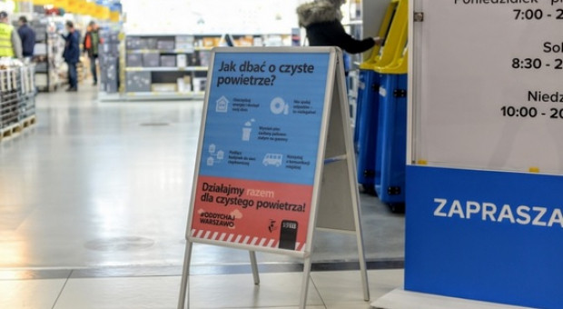 Plakt informacyjny kampanii #OddychajWarszawo przed wejściem do hipermarketu (fot. R. Motyl) Firmy pomagają Warszawie w walce o czyste powietrze